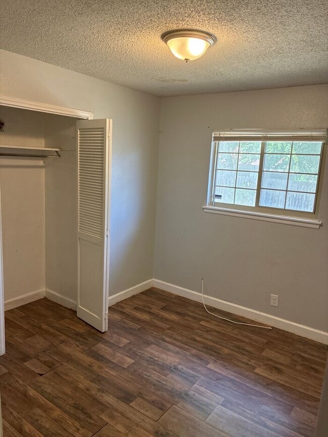 Building Photo - Beautiful 4BR 2BA Home w/ Fenced Yard + Garage Parking in Converse