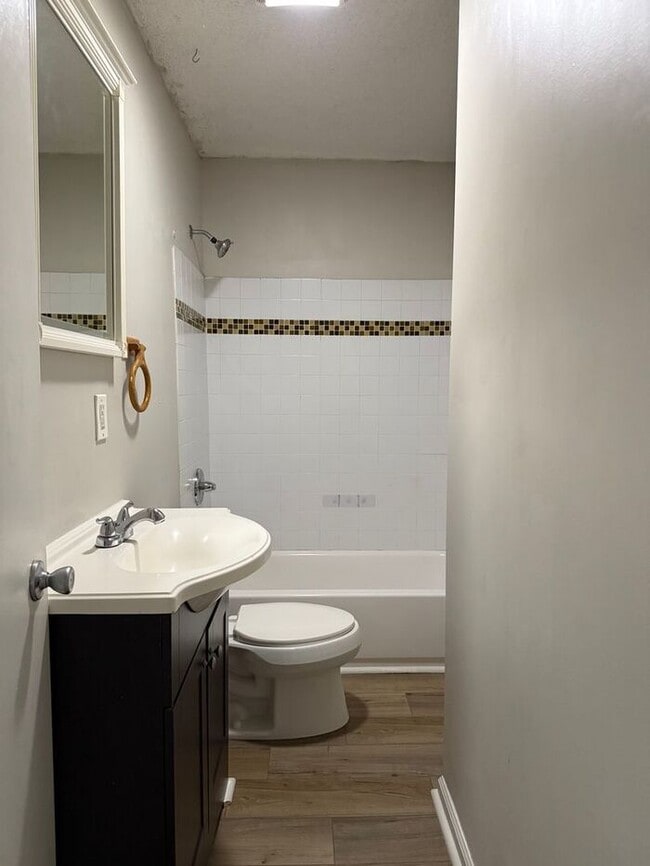 Building Photo - Renovated 4 Bedroom Duplex Unit in South Nashville - Pet Friendly!