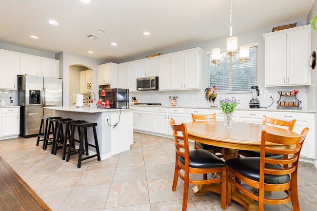 Building Photo - Stunning 4 bedroom 3.5 bath home with 3 ca...