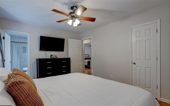 Building Photo - 1201 Holly Hills Dr SW