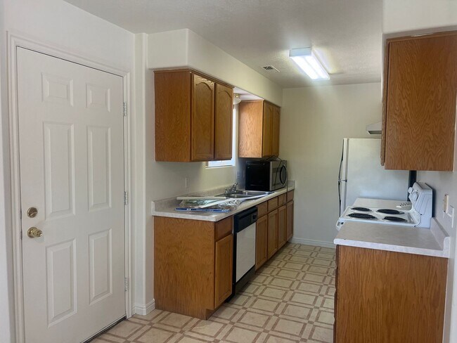 Building Photo - 652 N 2720 E