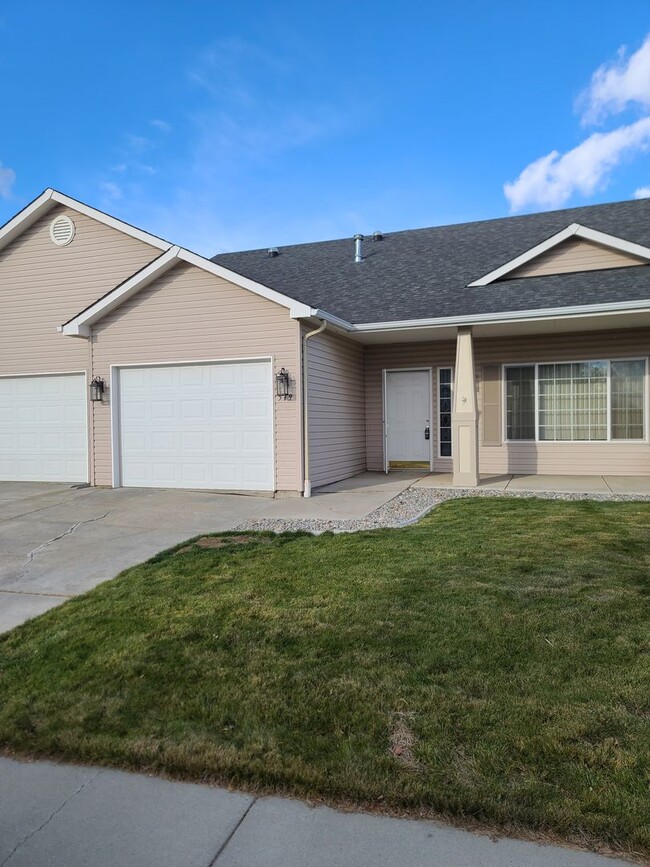 Building Photo - Gorgeous Medical Lake Home Near Fairchild ...