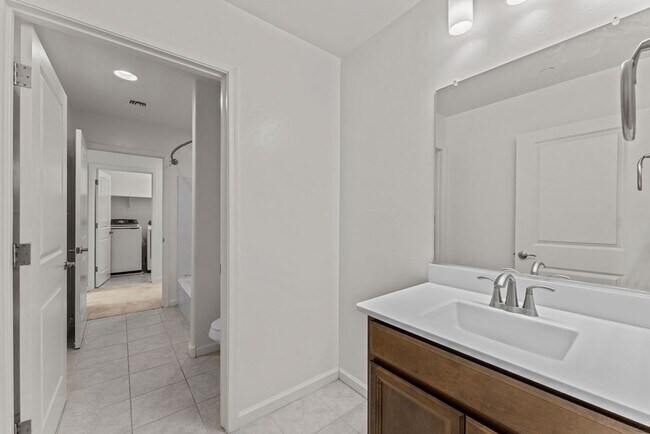 Building Photo - 4 Bedroom 2.5 Bathroom