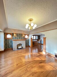 Building Photo - 1109 S 71st St