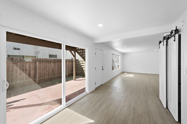 Building Photo - 219 Avenida Santa Barbara