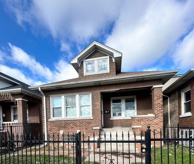 Building Photo - 1620 N Laramie Ave