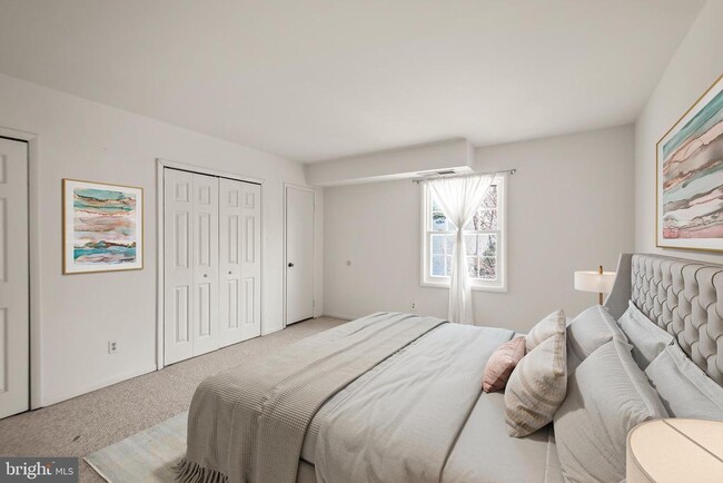 Building Photo - 3945 Lyndhurst Dr