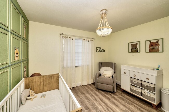 Building Photo - 621 Lakeshore Terrace