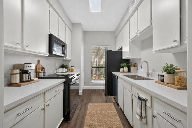 Building Photo - 9707 Richmond Ave