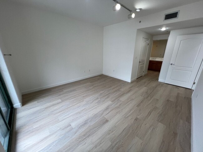 Building Photo - $3,595 - Beautiful and Spacious Downtown San Jose 2bd/2ba Condo in a Luxury Complex Next To SJSU