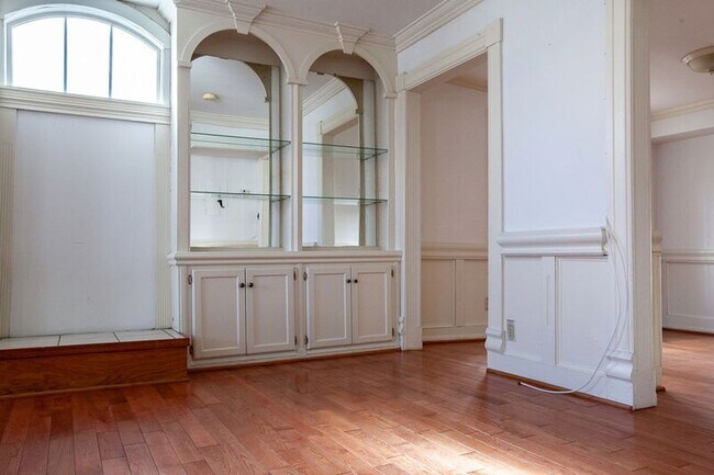 Building Photo - 1405 Charles St