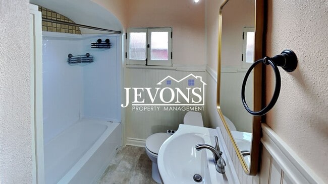 Building Photo - $895 Rent Credit - Charming 3-bedroom home with washer and dryer, an equipped kitchen, and nearby...