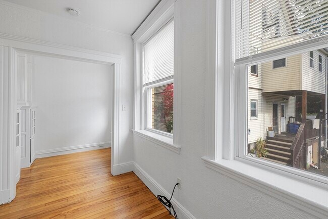 Building Photo - 170 Maple St