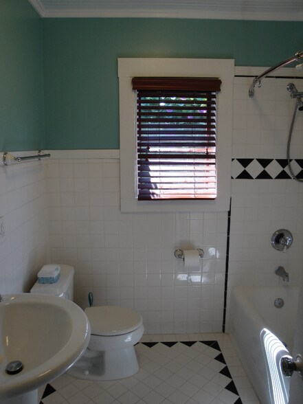 Building Photo - 346 Carrillo St