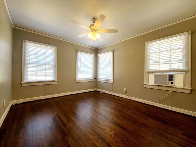 Building Photo - 5920 La Vista Dr