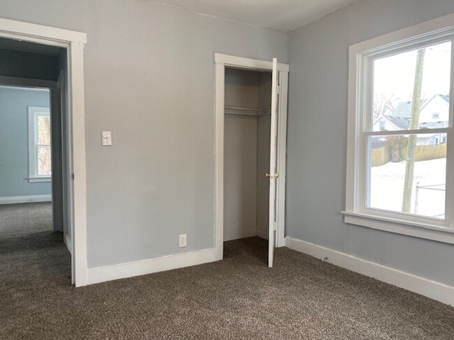 Building Photo - Two bedroom, one bathroom single home in S...