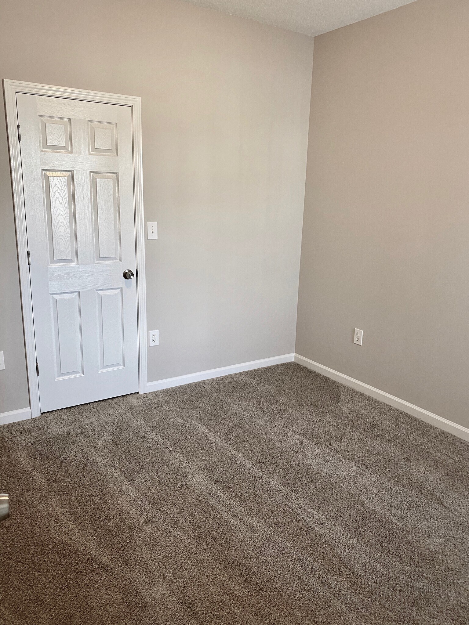3rd bedroom downstairs with single window, VERY large closet, and direct hall access to 2nd full bathroom! - 1914 Conifer Cir