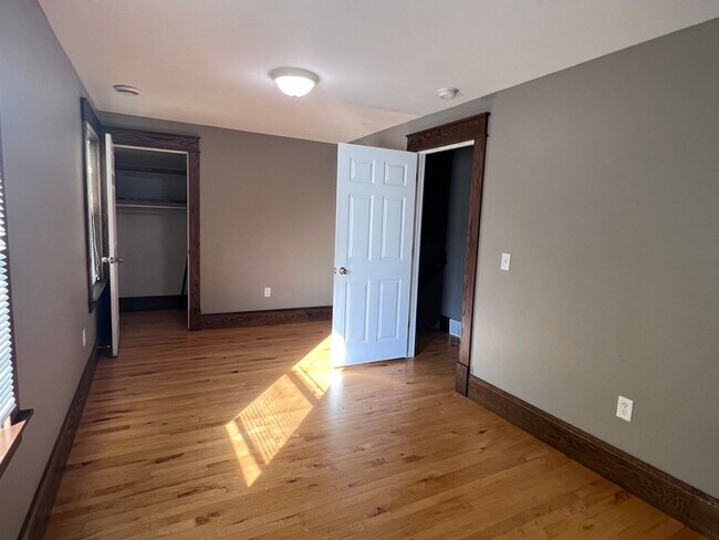 Building Photo - Three Bedroom Single Family Home - Close to everything!