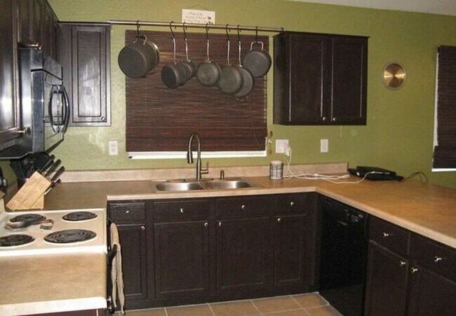 Building Photo - 4 Bedroom, 2 Bath Available NOW!!