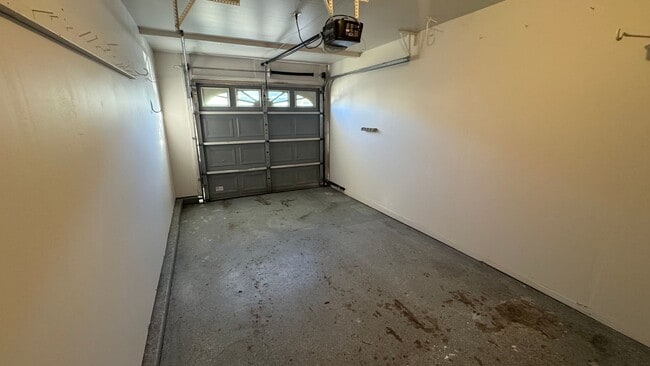 Building Photo - 3 Bedroom 2.5 Bath in West Jordan!