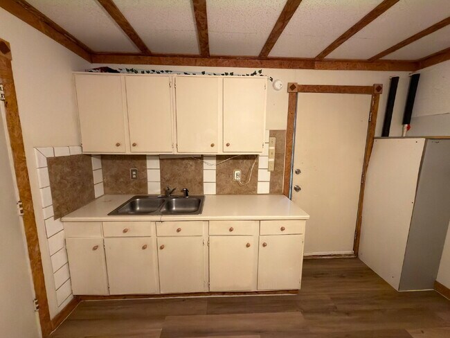 Building Photo - One Bed One Bath Efficiency Unit