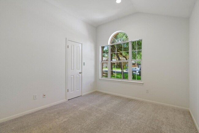 Building Photo - Spacious 4BR House in Austin