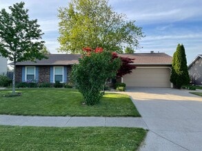 Building Photo - New Listing! 3 Bedroom 2 Bath