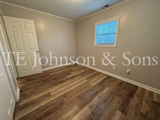 Building Photo - Modern Comfort with a Fenced Yard in Winston-Salem