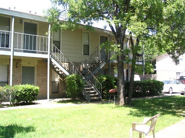 Building Photo - 2 br, 1.5 bath 4plex - 2411 Pedernales Dr B