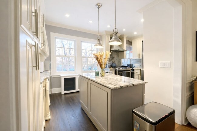 Building Photo - 1-94 Burns St