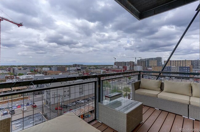 Building Photo - Beautiful and Spacious Loft-Style Condo 1 Bed/1.5 Bath Near Ballpark