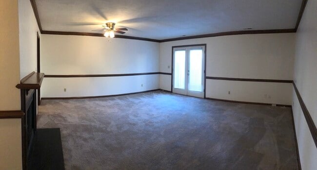 Building Photo - SPACIOUS TOWNHOME IN CENTRAL LOCATION