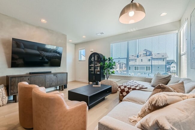 Building Photo - 3 Bedroom, 4 Bath Townhome in Broomfield