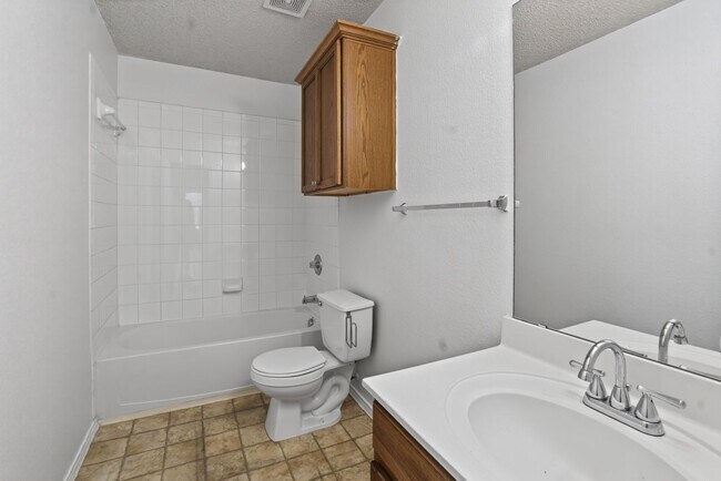 Building Photo - 5-bedroom, 3 bathrooms House for Rent