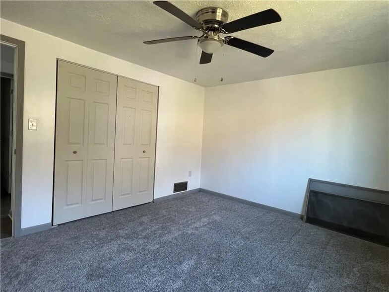Building Photo - 121 Sassafras Dr