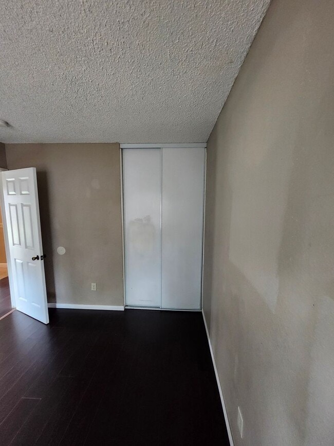 Building Photo - Inviting 3-Bedroom Home