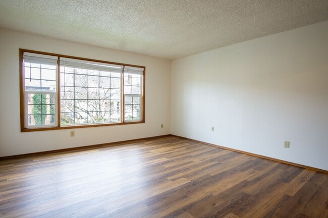 Building Photo - FREE RENT HERE! Close in NE-2 Bedroom, 1.5 Bath Ready Now!