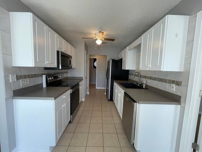 Building Photo - 219 Lustan Dr