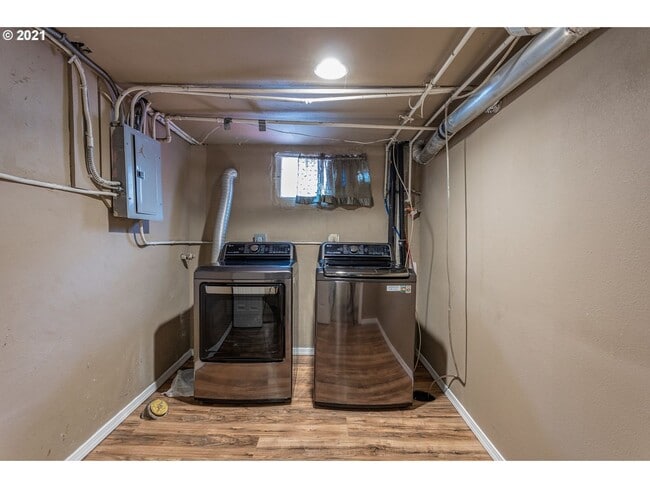 Building Photo - 2 bedroom 2 bath Woodlawn Bungalow-Full finished basement!