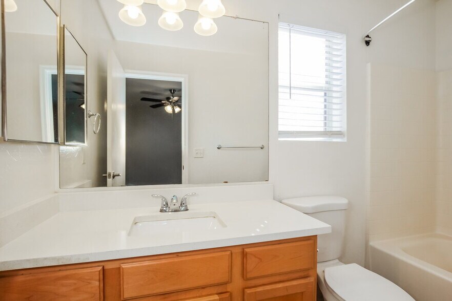 Building Photo - 668 E Colt Ct