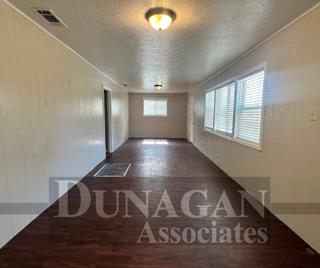 Building Photo - 2 Bedroom with office area 1.5 bath