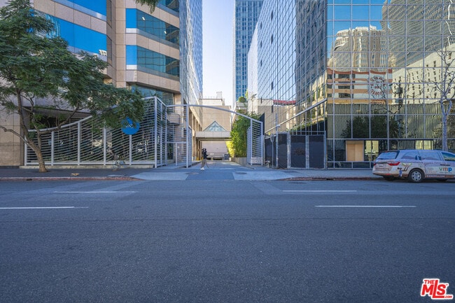 Building Photo - 801 S Grand Ave