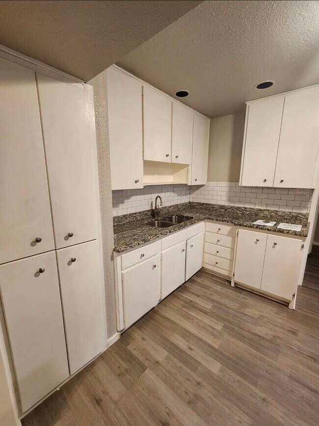 Building Photo - Take a look inside! 4 bed 2 bath with 3 car garage