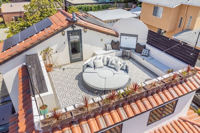 Building Photo - Prime Single Family Home