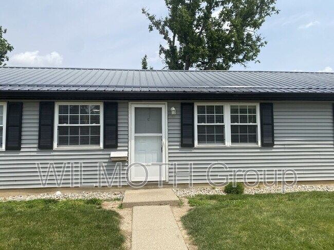 Primary Photo - 904 Sloan St