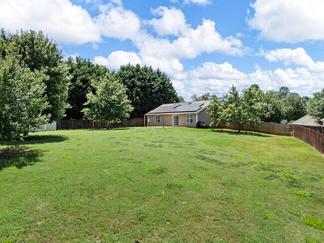 Building Photo - Charming Single-Level 3 BR, 2 BA Home with...