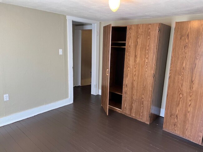 Building Photo - Single Family House in Town