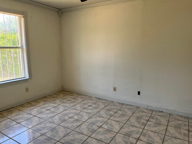 Building Photo - 1212 Reagan Dr