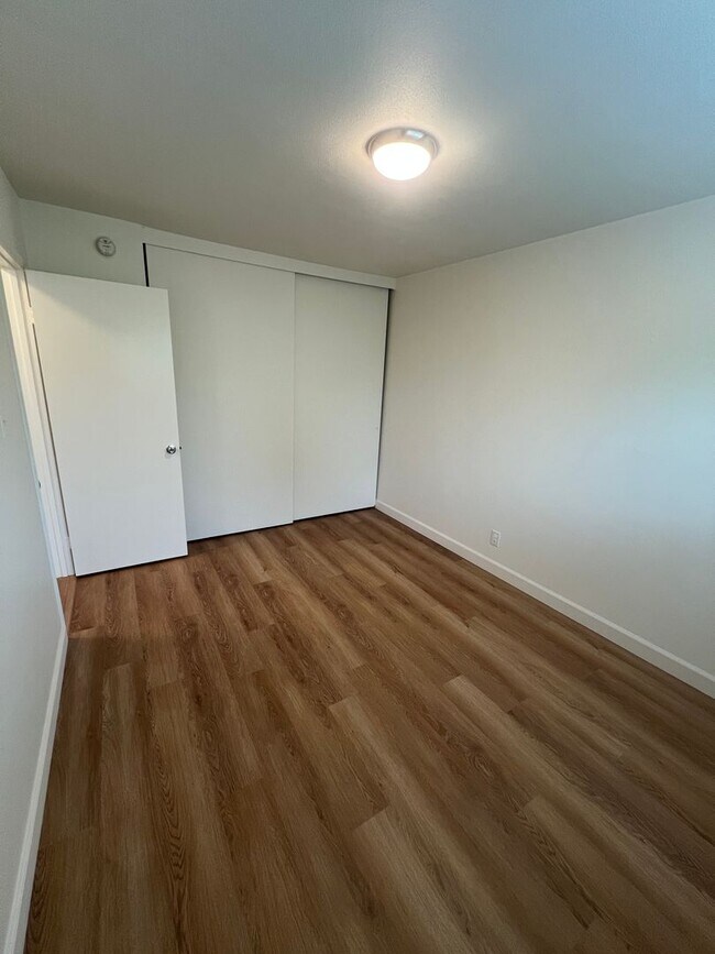 Building Photo - Charming One Bedroom Upstairs Apartment