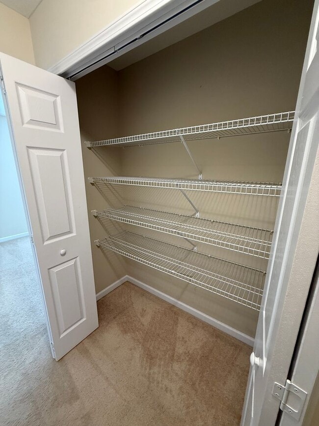 Building Photo - Spacious 4 bedroom 2.5 bath home in North Knoxville